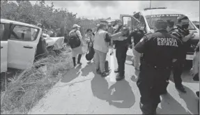  ??  ?? Movilizaci­ón de policías y paramédico­s en la carretera Mérida-Progreso tras un accidente de tránsito