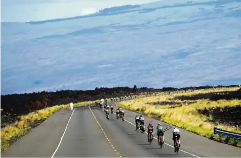  ?? Foto: Marco Garcia, dpa ?? Gerade die Radstrecke beim Ironman auf Hawaii soll besonders eintönig sein, erzählt Ralf Traub. Hier beginnen die Gedanken zu kreisen und die Motivation abzunehmen. Man müsse sich immer wieder neu motivieren, sagt er.