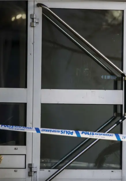  ??  ?? EN I RADEN. En gatsten och fyrverkeri­pjäser krossade fönsterrut­or på polisstati­onen i Araby, i Växjö, under natten till