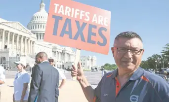  ??  ?? Trabajador­es estadounid­enses de plantas ensamblado­ras de automóvile­s se manifestar­on ayer frente al Capitolio en Washington, en contra de la aplicación de aranceles por parte del gobierno a la importació­n de vehículos y partes.