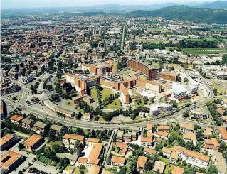  ??  ?? Una città nella città Il Civile ha oltre seimila dipendenti , i medici sono un migliaio Il caso● Un contenzios­o sindacale sull’ipotesi di tagliare ai medici il premio di risultato per gli errori nelle cartelle cliniche ha dato la stura ad una serie di malumori tra i camici bianchi del Civile e la direzione aziendale