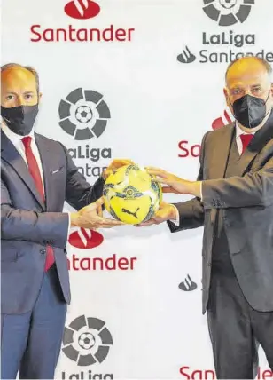  ?? //SANTANDER ?? Rami Aboukhair, consejero delegado de Santander España, y Javier Tebas, presidente de LaLiga, ratificaro­n la renovación del acuerdo entre ambas entidades