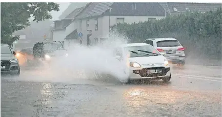  ?? FOTO: DAVID YOUNG/DPA ?? Die Bundesstra­ße 7 in Düsseldorf-Hubbelrath wurde vom Regen überflutet.