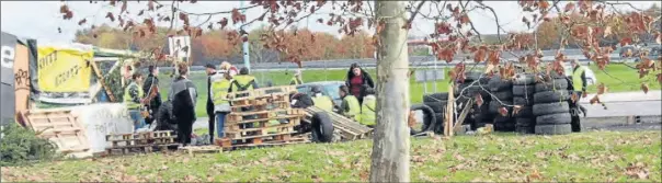  ??  ?? Des gilets jaunes au rond-point d’aussonne en novembre dernier.