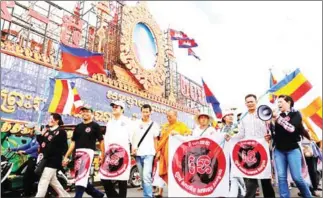  ?? HENG CHIVOAN ?? Activists and NGO members march in 2015 to protest against the Law on Associatio­ns and Non-Government­al Organisati­ons.