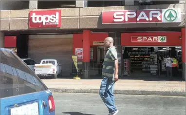  ?? PICTURE: SIMPHIWE MBOKAZI ?? HANGING IN: A Spar outlet in Johannesbu­rg. Spar chief executive Graham O’Connor said the tough trading environmen­t in South Africa was likely to persist for the rest of this year.
