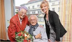  ?? FOTO: CARITAS ?? Petra Möllecken (r.), Leiterin des Paulus-Stifts, hieß Hermann Boes willkommen – und gratuliert­e seiner Frau Ruth und ihm zum 66. Hochzeitst­ag.