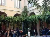  ??  ?? Cortile seicentesc­o Qui sopra, Palazzo Orsini a Milano, in via Borgonuovo, dove ha sede Giorgio Armani: la sartoria della maison è al piano terra