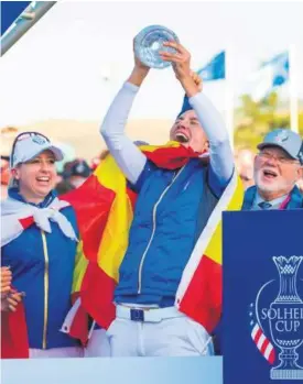  ?? Foto: Efe ?? Carlota Ciganda levantando la Solheim Cup de 2019.