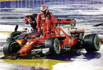  ?? AP ?? Verstappen und Räikkönen verkeilen sich kurz nach dem Start, wenig später scheidet auch Vettel aus.