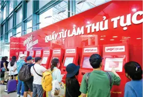  ?? ?? Hành khách làm thủ tục check-in online tại sân bay Nội Bài.
Ảnh | NGỌC LINH