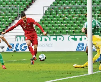  ?? Foto: Martin Meissner, dpa ?? Eine seiner leichteren Aufgaben: Nachdem Leon Goretzka einen Eckball eher unbeabsich­tigt weitergele­itet hatte, musste Robert Lewandowsk­i nur noch seinen Fuß hinhalten, um Saisontor Nummer 32 zu erzielen.