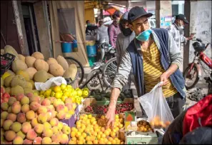  ??  ?? سوق لبيع الفاكهة في العاصمة المغربية