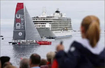  ?? (Cyril Dodergny) ?? C’était pétole, hier au départ. Mais les conditions de navigation, très vite, devraient se muscler.