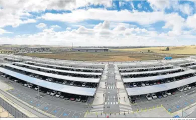  ?? JUAN CARLOS VÁZQUEZ ?? Panorámica de los paneles solares instalados por Amazon en su aparcamien­to de Dos Hermanas.