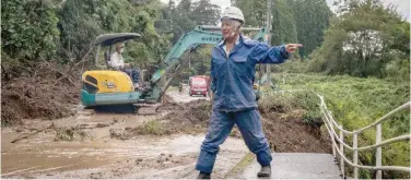  ?? Agence France-presse ?? ±
Workers clear debris and mud at the site of a landslide caused by Typhoon Nanmadol in Mimata on Monday.