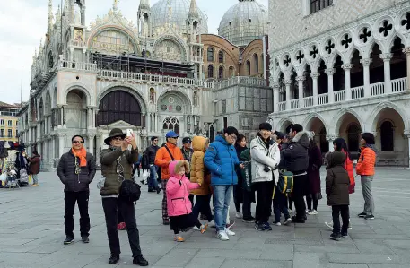  ??  ?? Tesori Qui sopra turisti cinesi davanti a Palazzo Ducale. Sullo sfondo invece la Basilica di San Marco appena restaurata ( Vision). Madonna Nicopeia, che è stata spostata (
