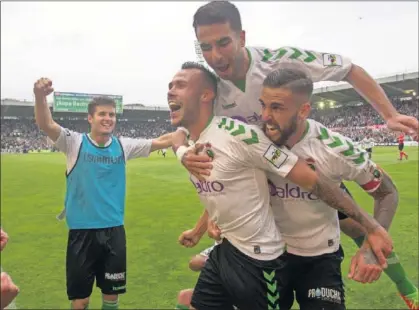  ??  ?? EUFORIA. El Racing goleó al conjunto extremeño y disputará la final para intentar ascender a Segunda División.