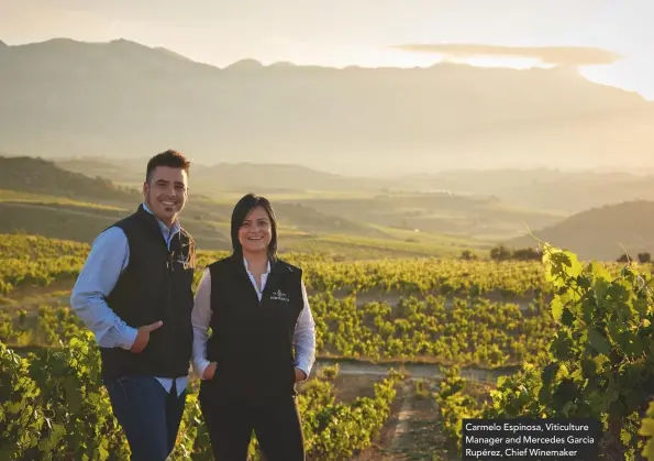  ??  ?? Carmelo Espinosa, Viticultur­e Manager and Mercedes Garcia Rupérez, Chief Winemaker