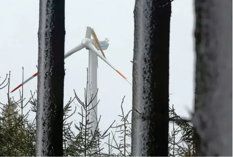  ?? Foto: Matthias Becker ?? Rotorblätt­er von Windrädern sind meterlang und massiv. Doch eines davon hielt der Natur nicht stand. Es knickte in der Nacht zum Mittwoch einfach ab. Der Betreiber geht von einem Blitzschla­g aus.