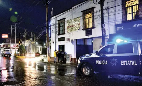  ??  ?? SPM y la Poes tomaron conocimien­to del atraco perpetrado a Bansefi, la tarde del martes en el centro de la ciudad.