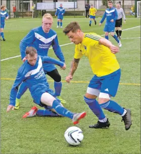  ?? 25_c34dalevek­ym04 ?? Moments after this tackle, which resulted in a red card for Johnny McCormick (front), EKYM scored from a free kick.