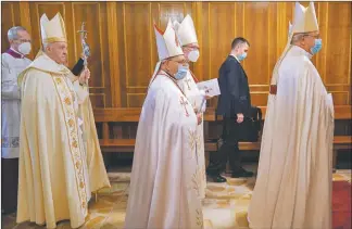  ??  ?? CONTRASTES. Bergoglio junto a los otros sacerdotes que lo acompañaro­n en la celebració­n y junto a dignatario­s de varias religiones en la milenaria ciudad de Ur.