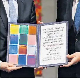  ??  ?? Die Urkunde über die Verleihung des Friedensno­belpreises
an die Europäisch­e Union im Jahr 2012.