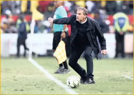  ??  ?? GIVING DIRECTION: New Kaizer Chiefs coach Giovanni Solinas on the touchline during last Saturday’s PSL match against Mamelodi Sundowns at Loftus Versveld.