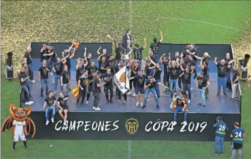  ??  ?? Los futbolista­s del Valencia festejaron al día siguiente de la final de Sevilla el título con su afición en Mestalla.