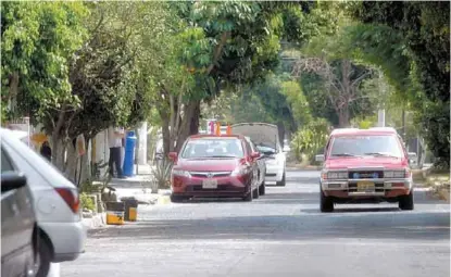  ?? ESPECIAL ?? Los vendedores estorban en las cocheras para ubicar los vehículos, algunos de ellos irregulare­s