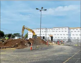  ?? BETSY SCOTT — THE NEWS-HERALD FILE ?? A new Outback Steakhouse is well underway on the east side of Plaza Boulevard, in a west parking lot of Great Lakes Mall in Mentor.