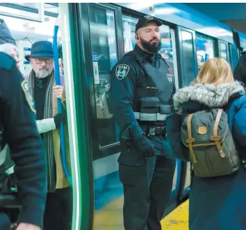  ?? PHOTO D’ARCHIVES ?? Des agents doivent contrôler le flux à l’heure de pointe au métro Berri-UQAM.