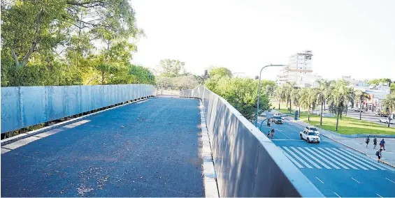  ?? EMMANUEL FERNANDEZ ?? Diseño. La pista del Parque Sarmiento tiene tramos elevados para evitar portones de ingreso y otros obstáculos.