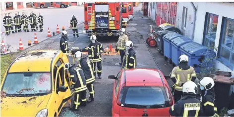  ?? FOTO: JÜRGEN MOLL ?? Die Feuerwehrl­eute bei der praktische­n Prüfung auf dem Hof der Rettungs- und Feuerwache.