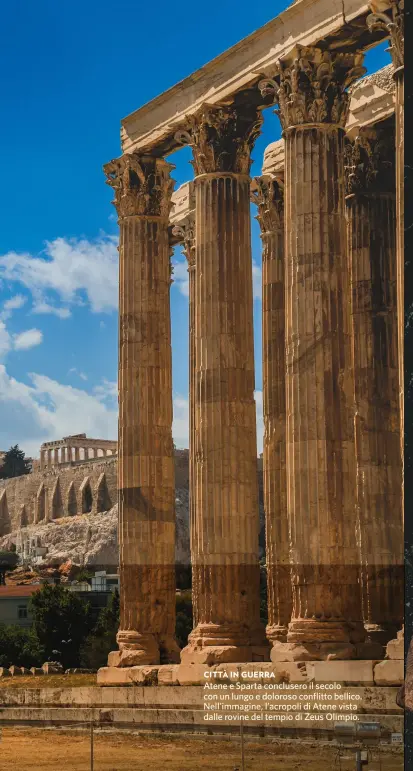  ??  ?? CITTÀ IN GUERRA Atene e Sparta conclusero il secolo con un lungo e doloroso conflitto bellico. Nell’immagine, l’acropoli di Atene vista dalle rovine del tempio di Zeus Olimpio.