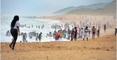  ?? Agency (ANA)
THEO JEPTHA
African News ?? VISITORS enjoy the festive period at Ansteys Beach at the Bluff. |