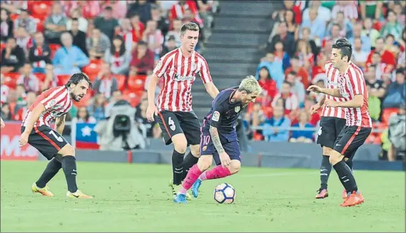  ?? FOTO: AIOL ?? Aymeric Laporte El defensa del Athletic tuvo mucho trabajo para tratar de evitar las acciones de ataque de los delanteros del equipo azulgrana