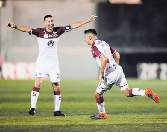  ?? JOSÉ CORDERO ?? Mariano Torres (izquierda) celebra el tanto de Christian Martínez (25) en el juego de anoche entre Saprissa y Guadalupe FC.