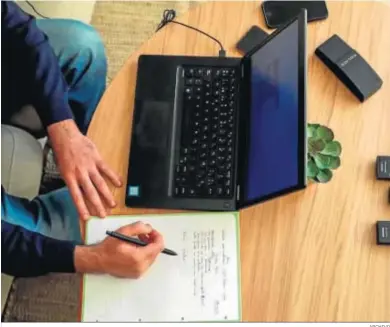  ?? ARCHIVO ?? Un trabajador en el salón de su casa cumpliendo con su jornada laboral.