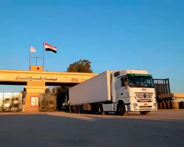  ?? ?? ► Camiones con ayuda humanitari­a en el paso de Rafah.