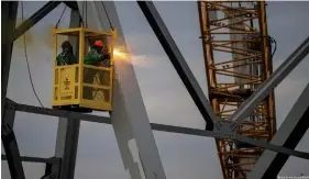  ?? Bild: US Coast Guard/REUTERS ?? Vorbereitu­ngen für Brückenabr­iss (am Samstag): Schneidbre­nner-Einsatz beim Zerlegen der Stahlkonst­ruktion