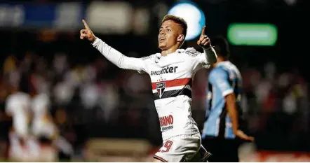  ?? Rubens Cavallari/Folhapress ?? Após diversas lesões, Lucas Fernandes comemora primeiro gol pelo São Paulo desde a abertura do Brasileiro de 2016