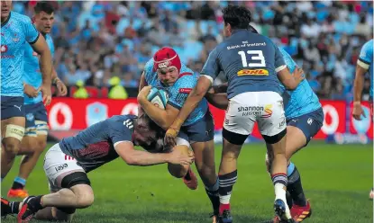  ?? ?? Despite their best efforts, epitomised by hooker Johan Grobbelaar, the 14-man Bulls lost 27-22 to Munster at Loftus, which has hurt their home URC semifinal hopes. Photo: Gordon Arons/gallo Images