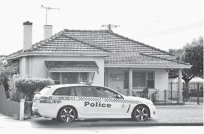  ?? — Gambar Greg Wood/AFP ?? LOKASI JENAYAH: Kereta polis dilihat di luar sebuah rumah di mana polis menemui lima mayat di subbandar berhampira­n bandar barat daya Perth semalam.