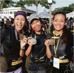  ??  ?? PESERTA menamatkan larian bergambar bersama pingat masing-masing.