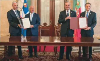  ?? FRANCISCO ARIAS ?? Los presidente­s de Portugal y República Dominicana, junto a sus ministros, exhiben los acuerdos.
