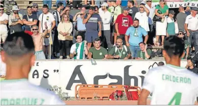  ?? ?? Los jugadores del Córdoba, ante su afición, al final del partido.