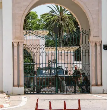  ?? Foto: Hedi Azouz, dpa ?? Soldaten bewachen den Haupteinga­ng des tunesische­n Parlaments. Die Truppen umstellten das Gebäude und hinderten die Ab‰ geordneten am Zutritt. Präsident Saied will das politische System des Landes umbauen.