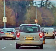  ??  ?? Le tappe Nella foto grande la situazione di paralisi in direzione del rondò delle Valli arrivando da Ranica e Torre Boldone. Nelle due immagini più piccole: sopra, traffico congestion­ato in via delle Valli, dopo poche centinaia di metri sulla destra si trova il comando dei carabinier­i; sotto, traffico ancora a rilento, all’altezza del quartiere di Boccaleone (Tiziano Manzoni/ LaPresse)